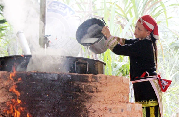 Lò Lở Mẩy đầu tư lò đun dung tích lớn để phục vụ du khách. Lò Lở Mẩy đầu tư lò đun dung tích lớn để phục vụ du khách.