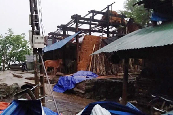 Một ngôi nhà bị tốc mái hoàn toàn do mưa lớn kèm dông lốc.