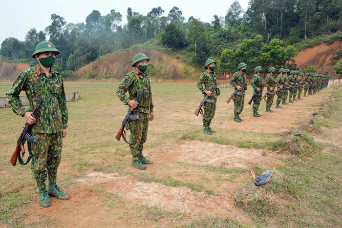 Thời điểm huấn luyện cũng là lúc dịch bệnh Covid-19 có diễn biến khó lường, trên thao trường, các tân binh thực hiện việc đeo khẩu trang, giãn cách theo quy định. Cán bộ đơn vị triển khai nội dung huấn luyện cho các tân binh.