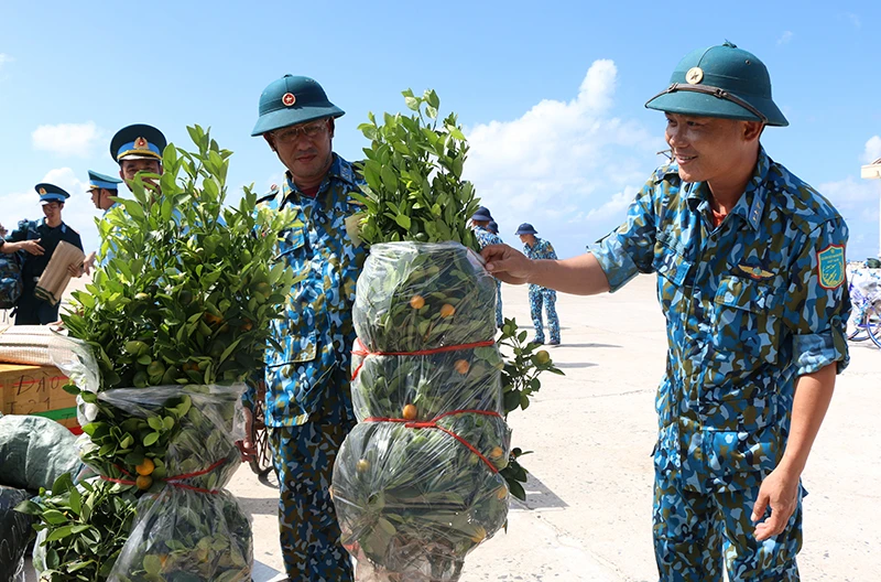 Quà tết đến với Trường Sa ảnh 4