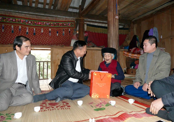 Đoàn thăm và tặng quà Tết bà Hoàng Thị Hường, người cao tuổi của xã Dương Quỳ. Đoàn thăm và tặng quà Tết ông La Văn Bằng, người hoạt động cách mạng bị nhiễm chất độc màu da cam ở xã Dương Quỳ.