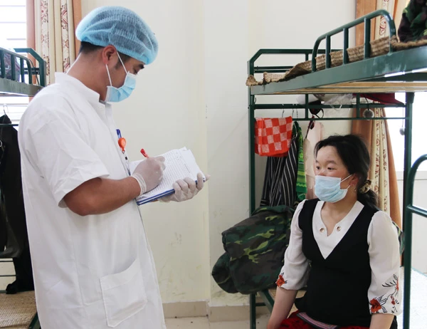 Lấy lời khai y tế của người dân trong khu cách ly.