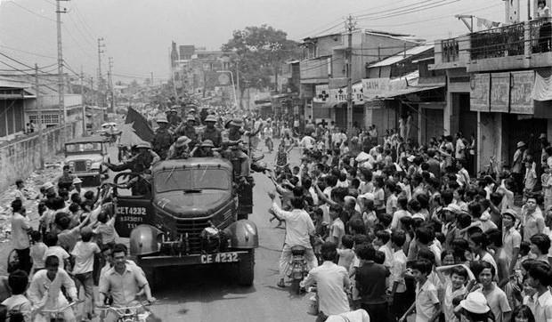 Nhân dân Sài Gòn đổ ra đường, nồng nhiệt chào đón Quân giải phóng tiến vào thành phố. (Ảnh: TTXVN)