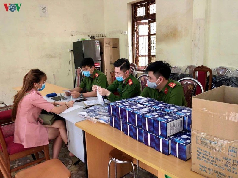 Đối tượng Trang cùng tang vật tại Cơ quan công an.