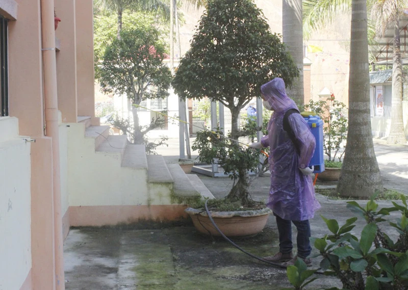 Các cô giáo Trường PTDT bán trú THCS Nậm Mòn (Bắc Hà) khẩn trương quét dọn sân trường sạch sẽ để đón học sinh trở lại. Giáo viên chung tay xử lý vị trí sạt lở gần khu nhà ăn của học sinh bán trú. Công tác vệ sinh lớp học, bàn ghế được các trường học quan tâm. Các trường học đều chuẩn bị đầy đủ nước rửa tay diệt khuẩn, xà phòng, vật tư y tế sẵn sàng cho công tác phòng, chống dịch Covid-19. Kê lại bàn ghế tại nhà ăn đảm bảo việc giãn cách học sinh. Chăn, chiếu của học sinh nội trú được giặt và phơi nắng sau một thời gian không được sử dụng. Trường THPT số 1 thành phố Lào Cai khẩn trương lắp đặt hệ thống khử khuẩn toàn thân tại cổng trường. Giáo viên Trường THPT số 2 Bảo Yên đến thôn, bản thăm học sinh có hoàn cảnh khó khăn và vận động học sinh ra lớp. Giáo viên trực tiếp giao bài cho học sinh vùng cao không có điều kiện học trực tuyến và thông báo lịch học cho học sinh. Thầy cô giáo tuyên truyền đến phụ huynh, học sinh các biện pháp phòng, chống dịch bệnh và đi học trở lại đúng thời gian quy định. Trường PTDTBT THCS Phong Niên (Bảo Thắng) phun khử trùng khu vực lớp học. Làm đất trồng rau phục vụ bữa ăn bán trú của học sinh.