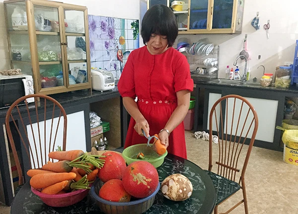 Chị Nguyễn Thị Thương làm mứt từ những nguyên liệu truyền thống.