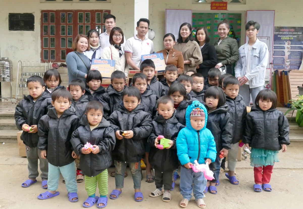 Tặng quà học sinh và gia đình có hoàn cảnh khó khăn tại điểm trường Séo Tòng Sành. Tặng quà học sinh và gia đình có hoàn cảnh khó khăn tại điểm trường Séo Tòng Sành.