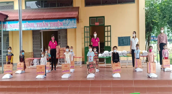 Tặng quà học sinh Trường Mầm non xã Hợp Thành.
