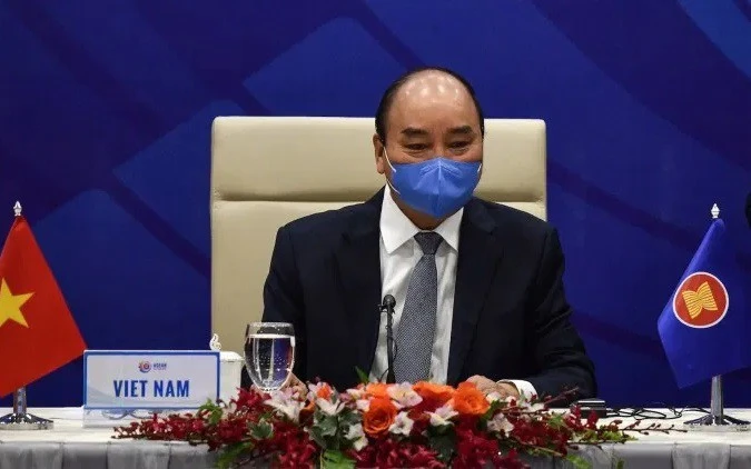 Thủ tướng Việt Nam Nguyễn Xuân Phúc đeo khẩu trang tại một hội nghị trực tuyến của ASEAN về đại dịch Covid-19, vào ngày 14/4/2020.