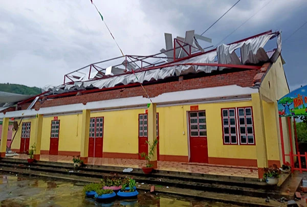 Trường Tiểu học số 2, xã Tân An bị tốc mái.
