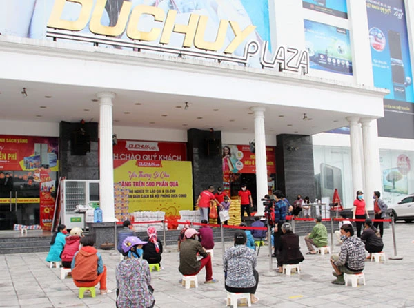 Quang cảnh buổi phát quà.