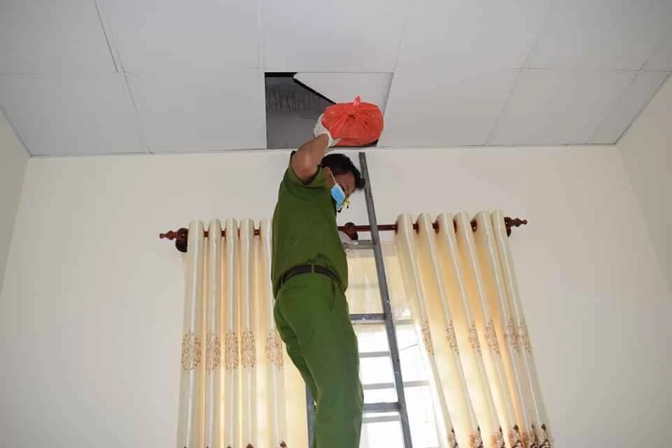 Khám xét nhà Tâm, cơ quan điều tra thu tiền và nhiều vật chứng.