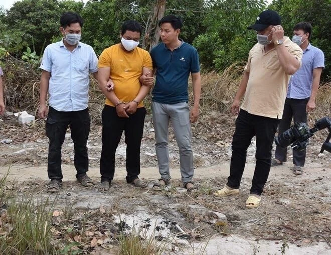 Thực nghiệm điều tra tại nghĩa trang nơi Tâm đốt túi xách và phi tang hung khí.