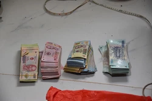 Khám xét nhà Tâm, cơ quan điều tra thu tiền và nhiều vật chứng.