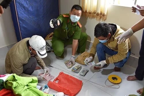 Khám xét nhà Tâm, cơ quan điều tra thu tiền và nhiều vật chứng.