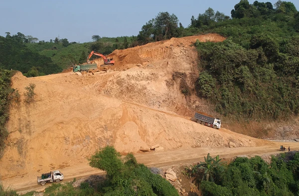 Nhà thầu thi công Dự án đường nối cao tốc Nội Bài – Lào Cai đến Sa Pa đẩy nhanh tiến độ san gạt mặt bằng. Tại dự án đường tránh Quốc lộ 4D đoạn qua trung tâm Sa Pa, nhà thầu gấp rút rải nhựa, dự kiến công trình sẽ cắt băng thông xe trong tháng 6/2020. Dự án cụm liên trường phường Kim Tân, thành phố Lào Cai tiến độ giải ngân đến nay đã đạt trên 75%. Nhà thầu Dự án kè chống sạt lở bờ hữu sông Hồng, thành phố Lào Cai tranh thủ thời tiết thuận lợi đẩy nhanh tiến độ. Tại Dự án mở rộng nâng công suất Nhà máy Luyện đồng Lào Cai, giá trị khối lượng thực hiện đạt trên 80%. Nhiều gói thầu Dự án đường kết nối ga Phố Mời (Lào Cai) - ga Bảo Hà đi huyện Văn Yên (Yên Bái) phấn đấu hoàn thành trong tháng 12/2020. Dự án trụ sở làm việc hành chính mới huyện Bảo Yên đang hoàn thiện ngoại thất, dự kiến khánh thành trước 31/5/2020.