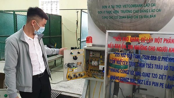 Cây “ATM gạo” do các giảng viên và sinh viên Trường Cao đẳng Lào Cai chế tạo được vận hành hoàn toàn tự động.
