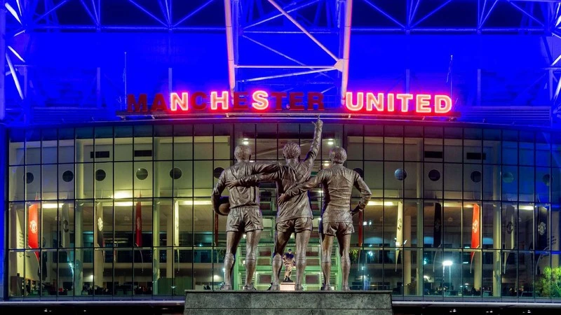 Dòng chữ 'NHS United' nổi bật trước cổng sân Old Trafford trong những ngày nước Anh chống dịch Covid-19 .