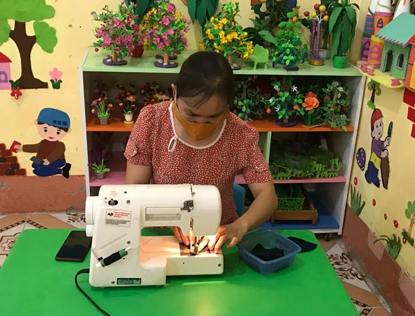 Cô giáo tham gia may khẩu trang.