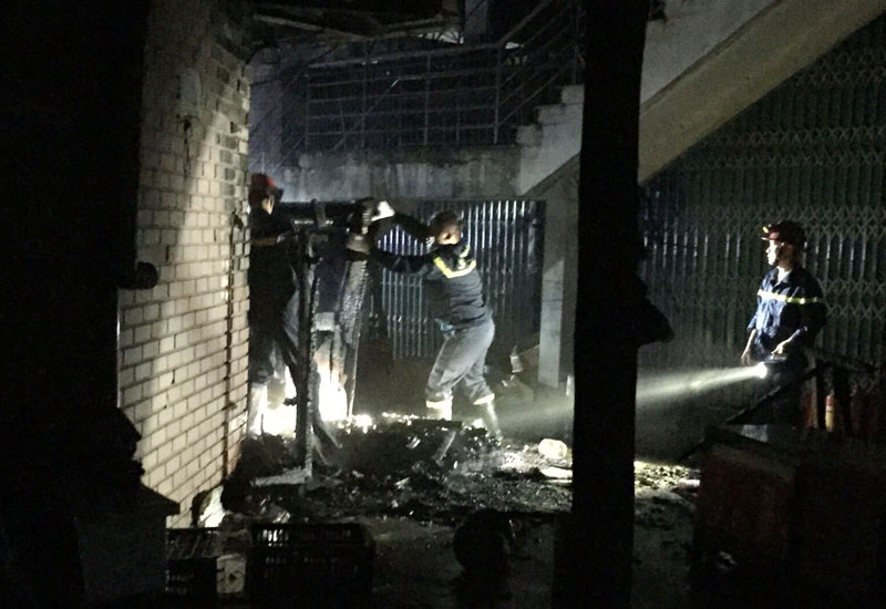 Lực lượng cảnh sát phòng cháy, chữa cháy có mặt kịp thời phối hợp dập tắt đám cháy.