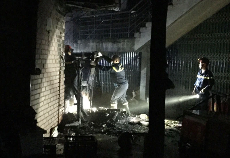 Lực lượng cảnh sát phòng cháy, chữa cháy có mặt kịp thời phối hợp dập tắt đám cháy.