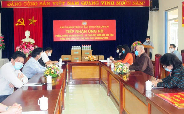 Quang cảnh lễ tiếp nhận.