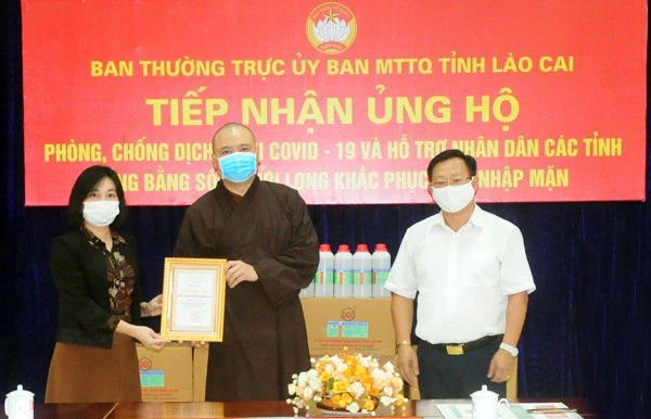 Lãnh đạo Ủy ban MTTQ Việt Nam tỉnh trao chứng nhận hỗ trợ cho đại diện Ban trị sự Phật giáo tỉnh Lào Cai.