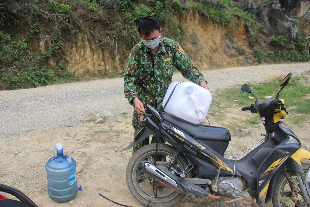 Chiến sỹ biên phòng chuẩn bị đi lấy nước cách chốt 3 km.