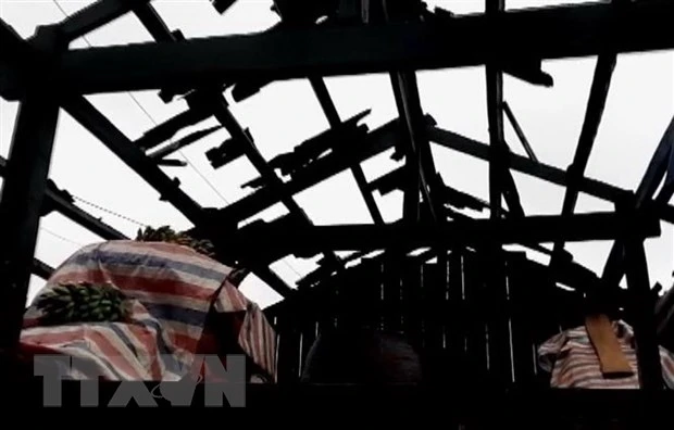 Nhiều mái nhà của dân bị mưa đá làm hư hại hoàn toàn tại xã mù Sang, huyện Phong Thổ, tỉnh Lai Châu. (Ảnh: Quý Trung/TTXVN)