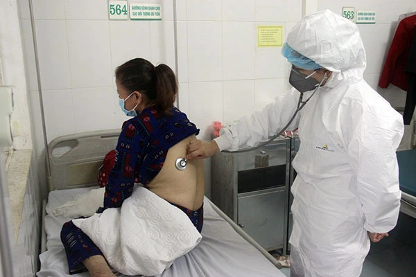 Bác sỹ điều trị cho người nghi nhiễm tại Khoa Truyền nhiễm, Bệnh viện Đa khoa tỉnh.