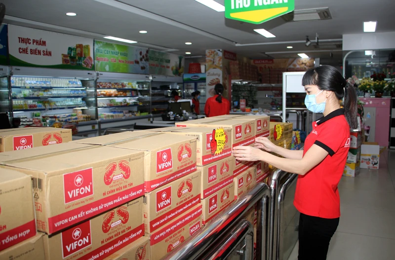 Mỳ tôm là mặt hàng được nhiều người tiêu dùng chọn mua, siêu thị Đức Huy đã chuẩn bị đảm bảo nguồn hàng.