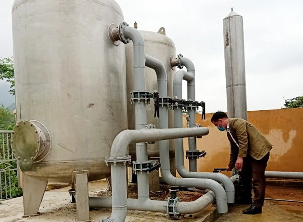 Vận hành hệ thống lọc công trình cấp nước sinh hoạt tại xã Bản Lầu, huyện Mường Khương.