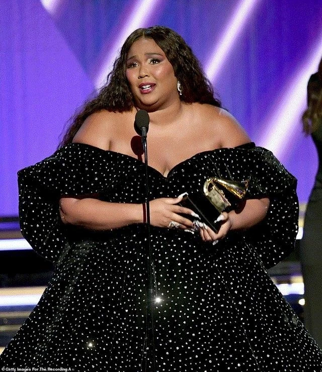 Nữ ca sĩ Lizzo hạnh phúc khi lên nhận giải.