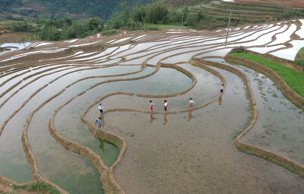 Học sinh Hồng Ngài trên đường tới lớp.
