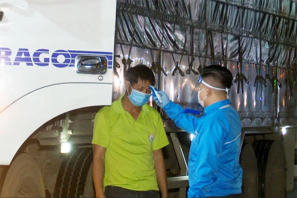 Kiểm tra thân nhiệt lái xe tại Chốt kiểm soát liên ngành Km 237 cao tốc Nội Bài –Lào Cai.