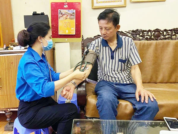 Kiểm tra sức khỏe cho thương binh Bùi Thọ Dần.