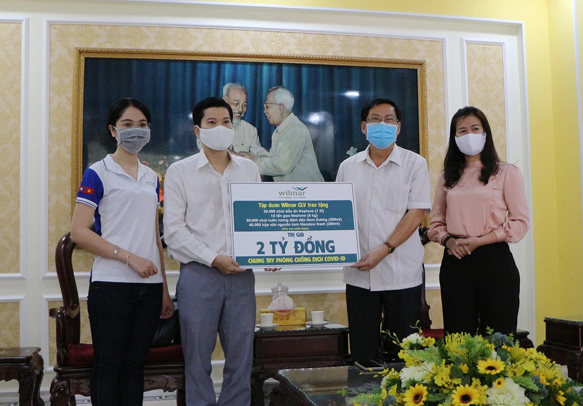 Tập đoàn Wilmar CLV trao biểu trưng trị giá 2 tỷ đồng cho Ủy ban Mặt trận Tổ quốc Việt Nam tại TP HCM và 3 tỷ đồng cho Ủy ban Mặt trận Tổ quốc Việt Nam tại Hà Nội, sáng 25/3. Ảnh: Lê Phương Hà Thái.