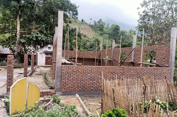 Nhà văn hóa Nậm Nhù đang được xây dựng.