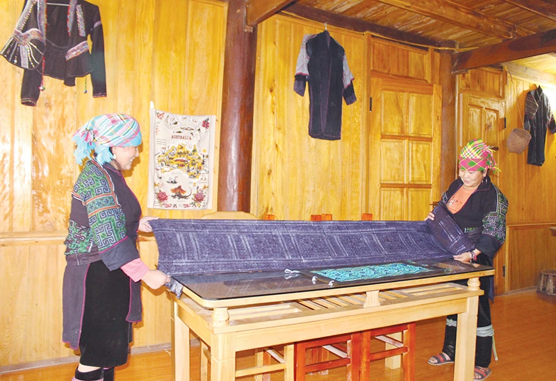 Châu Thị Mảo, Châu Thị Sâu chuẩn bị phòng đón khách. Châu Thị Mảo, Châu Thị Sâu chuẩn bị phòng đón khách.