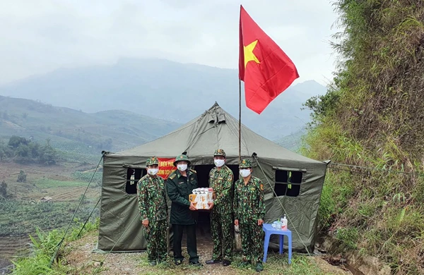 Bộ đội Biên phòng Lào Cai tặng gạo cho hộ nghèo ở Bát Xát ảnh 2