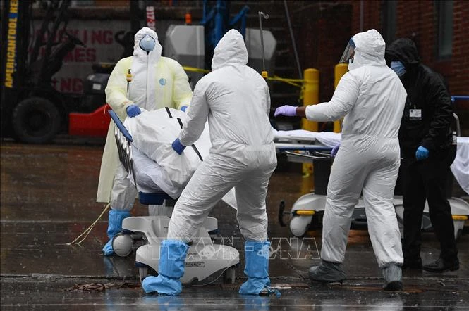 Chuyển thi thể bệnh nhân COVID-19 tới nhà xác dã chiến ở bệnh viện Brooklyn, New York ngày 9/4. Ảnh: AFP/TTXVN