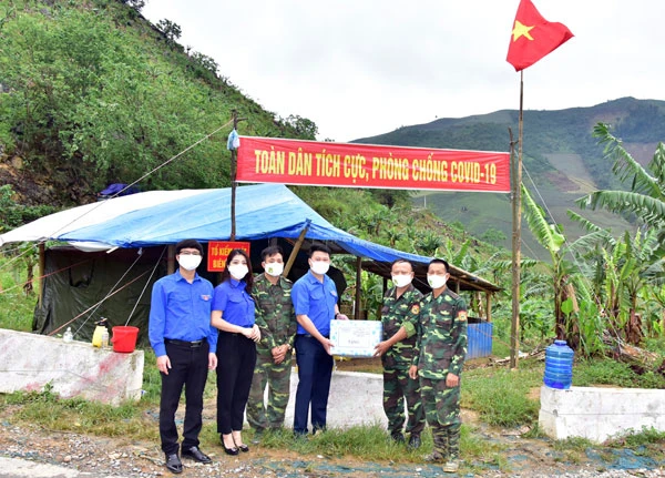 Thăm, tặng quà các chốt kiểm dịch Đồn Biên phòng Bản Lầu.
