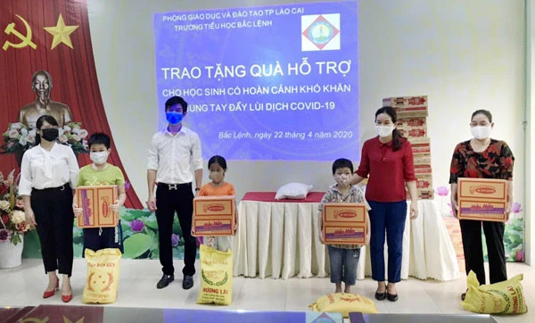 Trao quà cho học sinh có hoàn cảnh khó khăn.