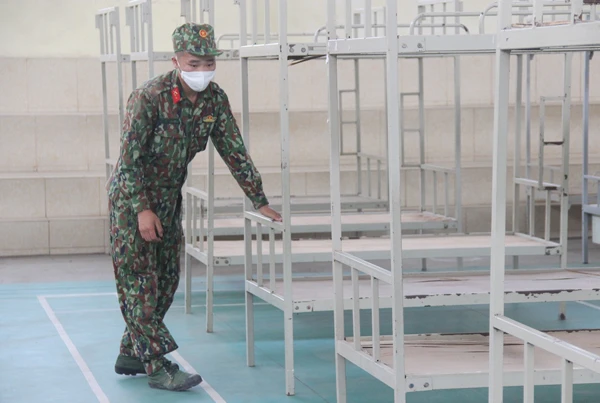 Bộ đội sắp đặt giường phục vụ lao động trở về từ Trung Quốc thực hiện cách ly tập trung.