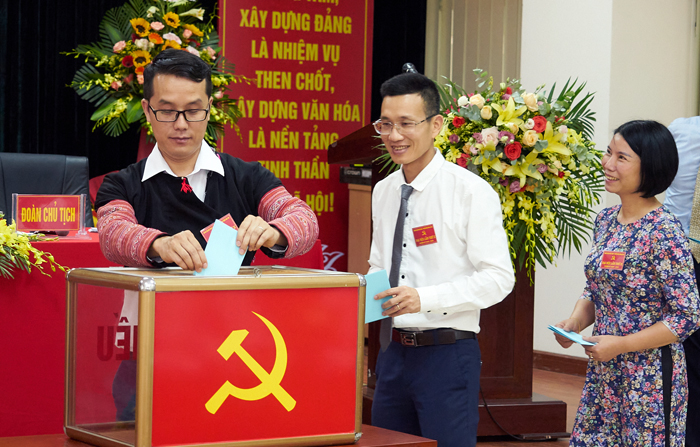 Các đại biểu bỏ phiếu bầu Ban Chấp hành Đảng bộ khóa mới. (Ảnh: Phan Hiệp)