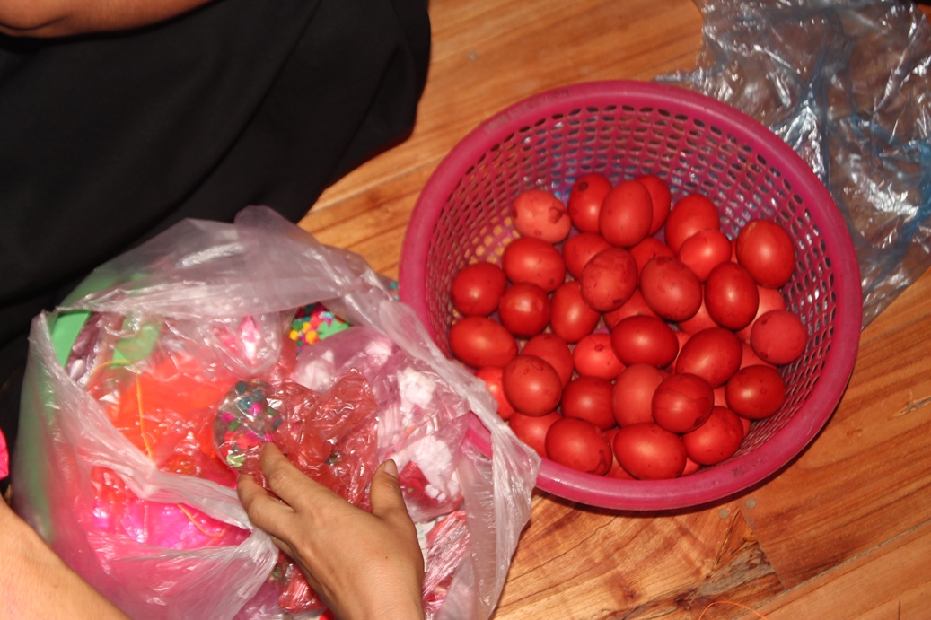 Ngôi nhà sàn của người Tày là không gian độc đáo, rộng rãi để tổ chức Đại pang. Bà con, hàng xóm cùng quây quần để lắng nghe thầy hát. Bà con cùng hỗ trợ, giúp đỡ gia đình chuẩn bị mâm cỗ và các linh vật, đồ dùng dâng trong ngày lễ. “Bóc va” được tổng hợp từ nhiều loại lá cây và treo thành một gian. Trong nghi lễ đây là cỏ để nuôi ngựa, nuôi rồng gửi cho các Quan các Tào. Những quả trứng được sơn màu dùng để trang trí trong đại lễ. Thứ quan trọng trong đại lễ là cỗ hoa. Cỗ hoa được đặt ngay gian giữa nhà, được trang trí từ măng, rau, củ mài, củ từ, trứng… Rót rượu để mời các Quan, các Tào xuống chứng giám. Đầu tiên, các thầy sẽ múa quanh cỗ hoa để “tỏn tang”, tức là phát đường cho Quan Tào ở Mường Trời xuống chứng giám đại lễ. Đội nhạc hỗ trợ trong đại lễ. Bà Hoàng Thị Lả hát mời quan. Các thầy sẽ hát, múa như vậy trong thời gian 3 ngày 2 đêm cho đến khi đón được quan xuống chứng giám và nâng cấp sắc cho bà. Ngôi nhà sàn của người Tày là không gian độc đáo, rộng rãi để tổ chức Đại pang. Bà con, hàng xóm cùng quây quần để lắng nghe thầy hát. Bà con cùng hỗ trợ, giúp đỡ gia đình chuẩn bị mâm cỗ và các linh vật, đồ dùng dâng trong ngày lễ. “Bóc va” được tổng hợp từ nhiều loại lá cây và treo thành một gian. Trong nghi lễ đây là cỏ để nuôi ngựa, nuôi rồng gửi cho các Quan các Tào. Những quả trứng được sơn màu dùng để trang trí trong đại lễ. Thứ quan trọng trong đại lễ là cỗ hoa. Cỗ hoa được đặt ngay gian giữa nhà, được trang trí từ măng, rau, củ mài, củ từ, trứng… Rót rượu để mời các Quan, các Tào xuống chứng giám. Đầu tiên, các thầy sẽ múa quanh cỗ hoa để “tỏn tang”, tức là phát đường cho Quan Tào ở Mường Trời xuống chứng giám đại lễ. Đội nhạc hỗ trợ trong đại lễ. Bà Hoàng Thị Lả hát mời quan. Các thầy sẽ hát, múa như vậy trong thời gian 3 ngày 2 đêm cho đến khi đón được quan xuống chứng giám và nâng cấp sắc cho bà.