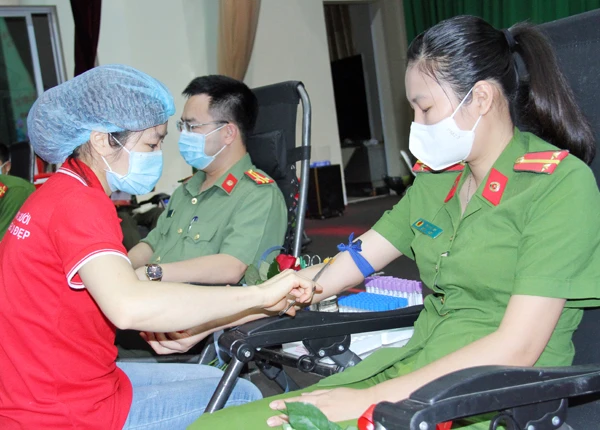 Cán bộ, chiến sỹ công an tham gia hiến máu.