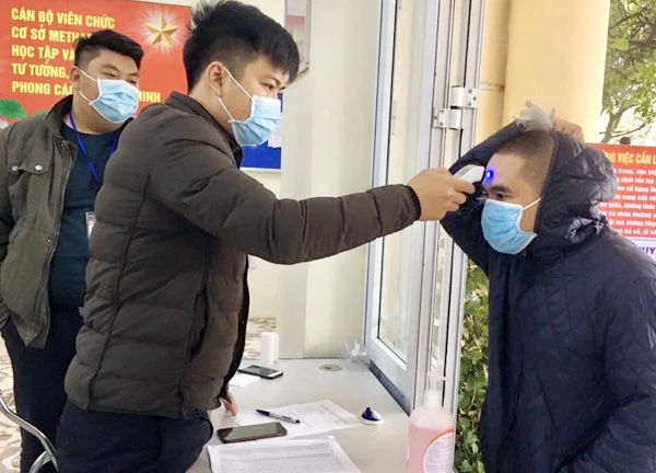 Đo nhiệt độ cho bệnh nhân tại Cơ sở điều trị nghiện các chất dạng thuốc phiện bằng Methadone.
