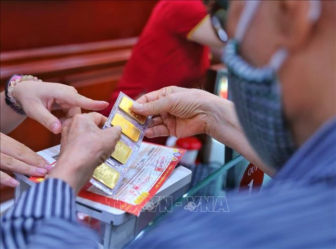 Giao dịch vàng tại Công ty Vàng bạc Đá quý Bảo Tín- Minh Châu.