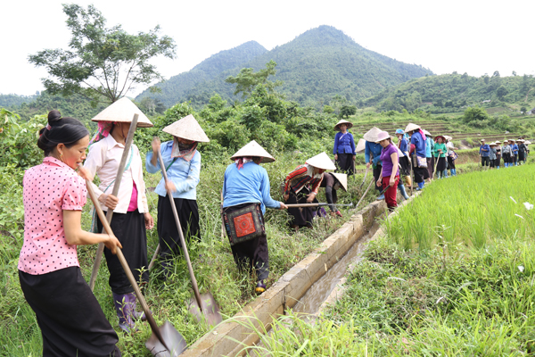 Khi đi thăm đồng, phụ nữ Tày thường sửa chữa, khơi thông kênh mương và kiểm tra sâu bệnh hại lúa, cây hoa màu… Khi đi thăm đồng, phụ nữ Tày thường sửa chữa, khơi thông kênh mương và kiểm tra sâu bệnh hại lúa, cây hoa màu…